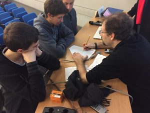 תלמידים שכתבו ערך על מאיץ החלקיקים פרוטון-סינכרוטרון (PS) מקבלים הסבר על המאיץ מאת אחד ממנהליו