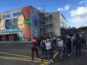 ביקור בגלאי ATLAS - מבט מבחוץ. התמונה באדיבות קובי שורצבורד.